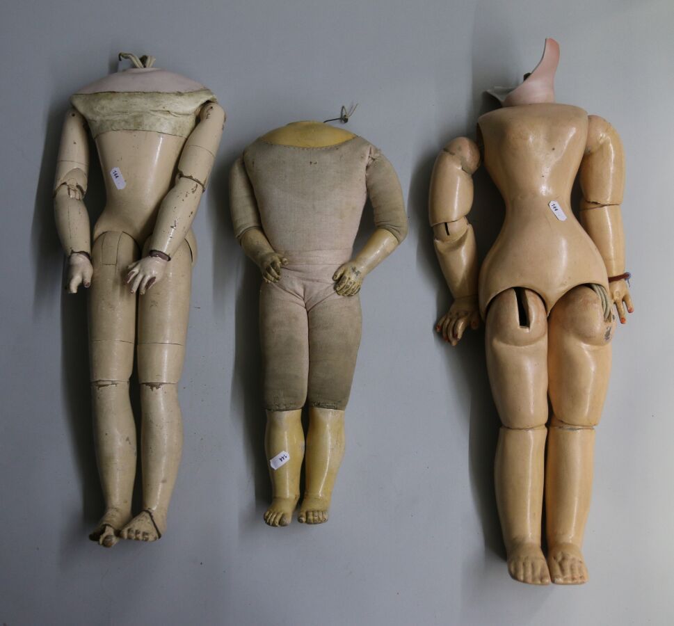 Null 一套3个身体：大的木制时装娃娃身体，带饼干领（事故--手不是原来的）高：53厘米。

JUMEAU夫人的部分身体（缺少腿）。

大型GESLAND主体&hellip;