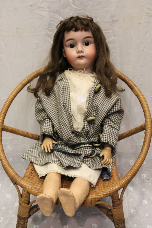 Null 德国娃娃，头部为平纹，张嘴，标有 "GK 133-32"，棕色固定眼睛，SFBJ类型的关节身体，高：69厘米。