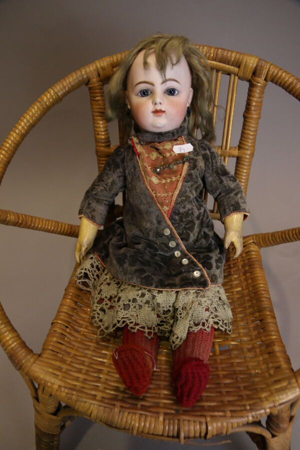 Null 法国娃娃，有压制的饼干头，闭着嘴，标有 "F 8 G "François GAULTIER，固定的蓝色眼睛，原来有关节的身体，旧衣服，高：46厘米。