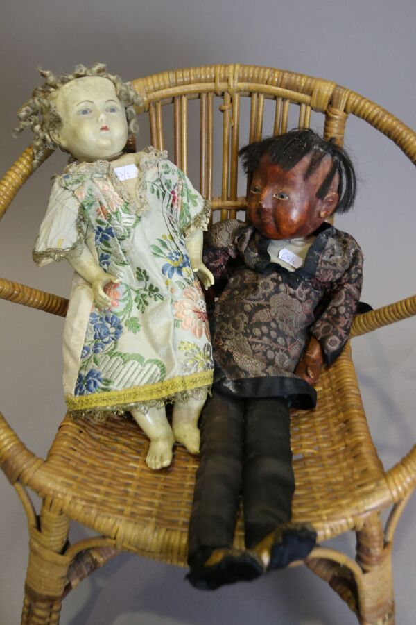 Null 两个杂项娃娃，其中一个是日本娃娃，有木头雕刻的头和手，布身，高：48厘米。

蜡制的头、胳膊和腿，宗教类型的布制身体，高：36厘米。