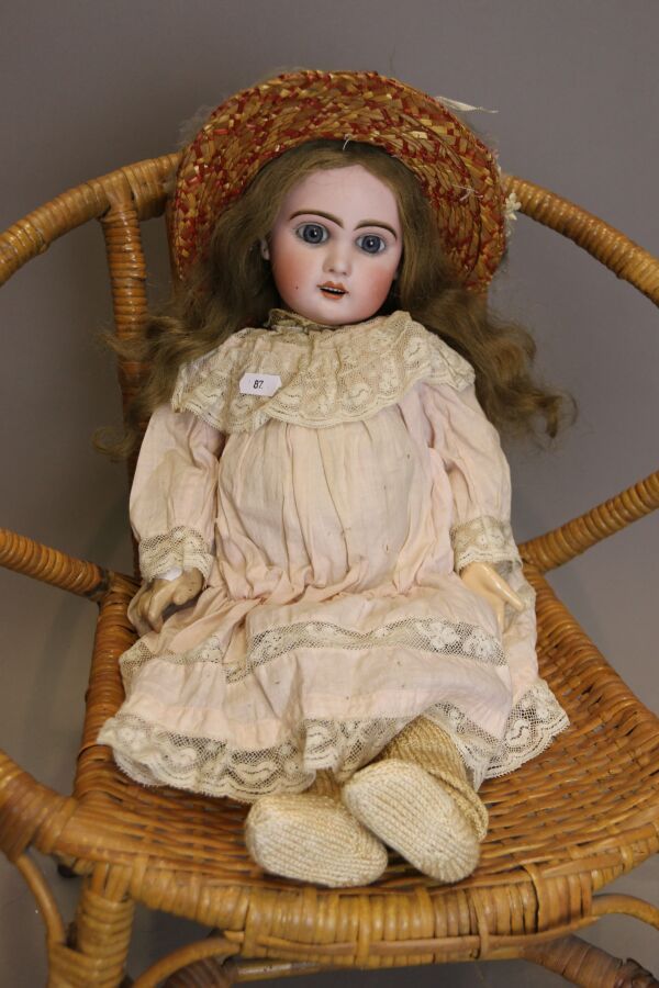 Null 法国娃娃，头部为平纹，张嘴，标有 "TETE JUMEAU "8号，固定蓝眼睛，原SFBJ型身体，旧衣服。
