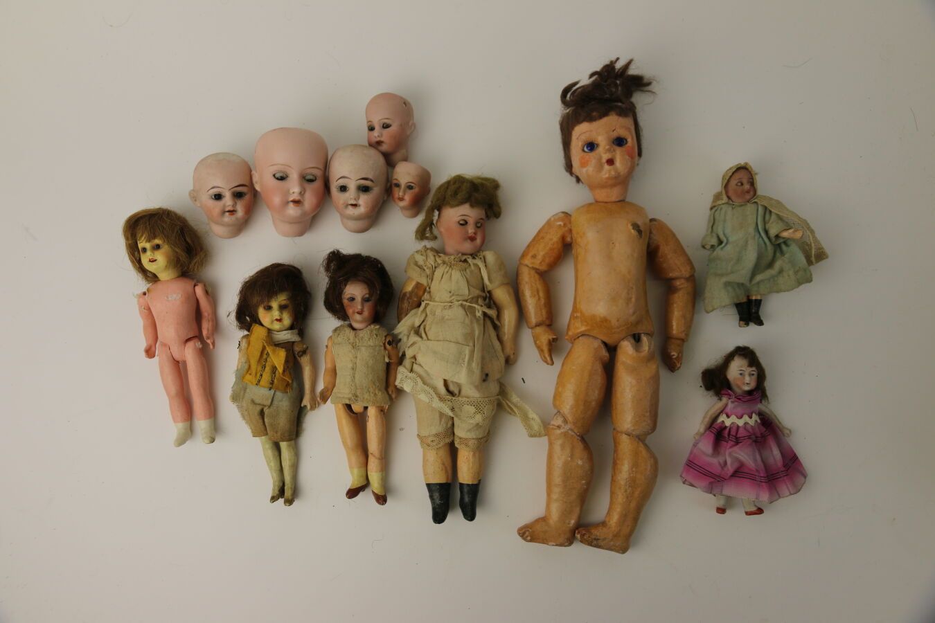 Null Lotto di bambole di bisquit e teste, corpi in composizione, in cattivo stat&hellip;
