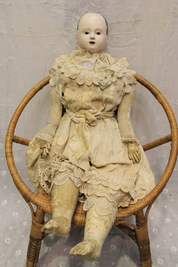 Null 德国娃娃，19世纪，纸塑半身像头（重新上色），张嘴，棕色珐琅眼，涂抹头发，直皮身体，旧衣服，高：74厘米。