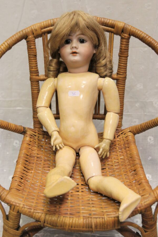 Null 德国娃娃，头部为平纹，张嘴，标有 "99DEP "棕色固定眼睛，幼儿型铰接式身体，标有 "HANDWERK "高度：52厘米。