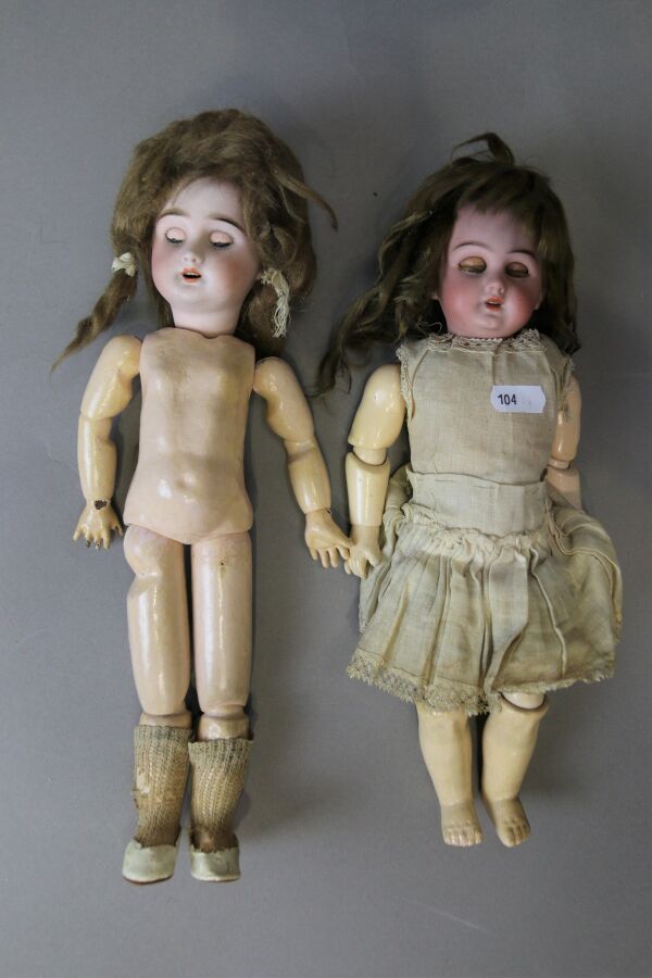 Null 法国娃娃，头部为平纹，张嘴，标有 "DEPOSE SFBJ 2 "的蓝色睡眼，原SFBJ的关节身体为组成，高：33厘米。

德国娃娃，头部为平纹，张嘴&hellip;
