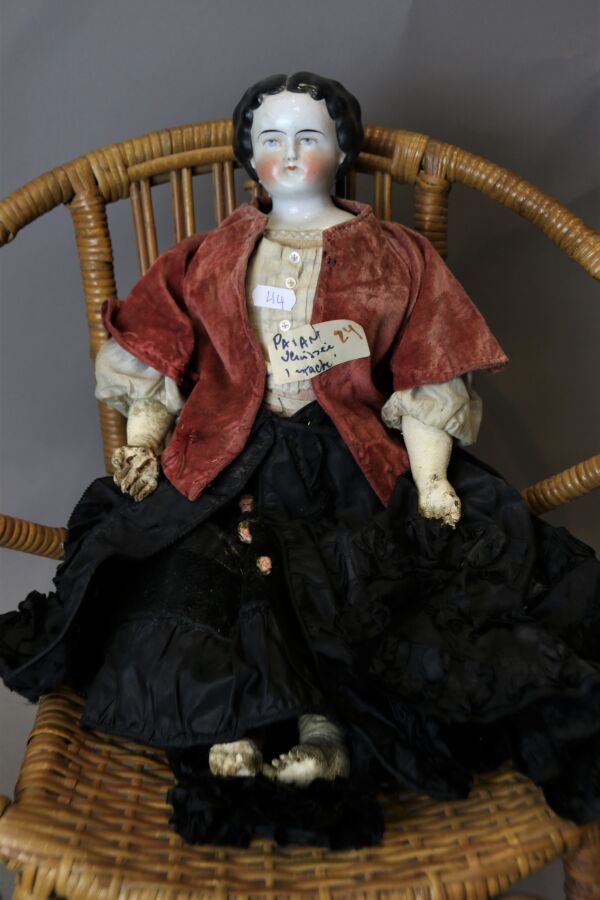 Null 德国娃娃，PARIAN型，瓷质半身头，涂有眼睛，模压头发，直皮身体状况不佳，旧衣服，高：46厘米。