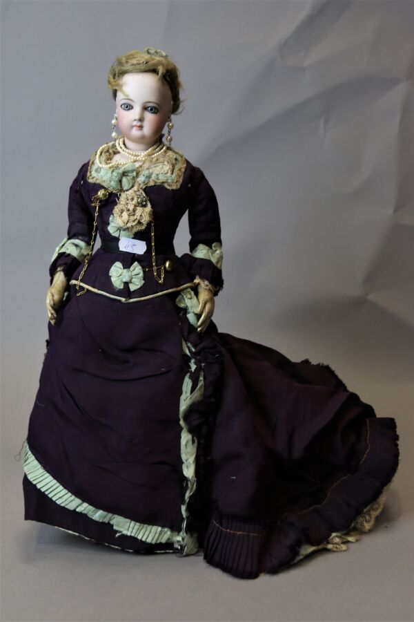 Null 
巴黎人类型的时装娃娃，头部和半身像，由JUMEAU制作，闭着嘴，固定的蓝眼睛，有夹层的皮肤身体，高：45厘米。 重要的断头