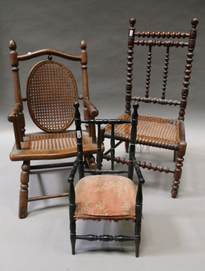 Null Zwei Kindersitze aus Holz mit geriffelten Sitzflächen (Unfälle) H.: 68cm.

&hellip;