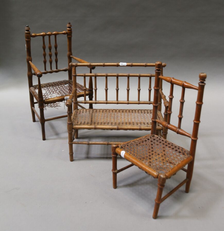 Null 三张竹制藤椅，包括沙发-扶手椅-贵妃椅（一个座位被撕裂）高：41厘米-33厘米-38厘米。