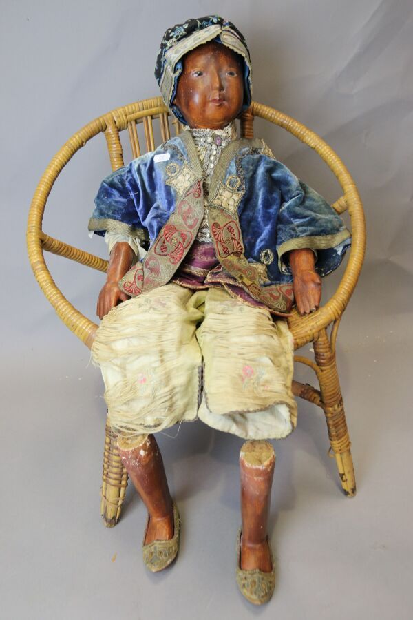 Null 日本娃娃，木雕头，手和脚，棕色珐琅眼，布身，旧衣服，高73厘米。