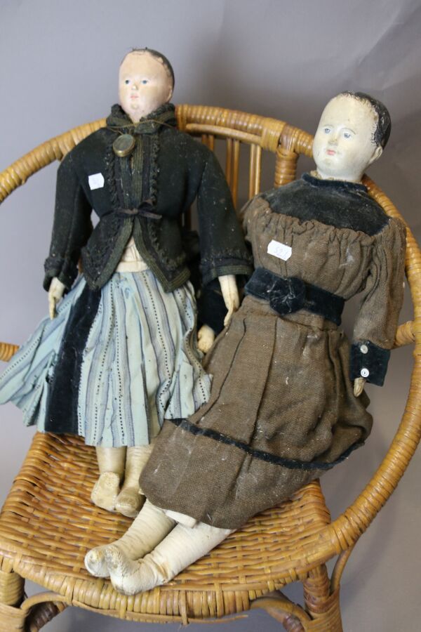 Null Two German dolls, 19th century, with papier-mâché bust head, closed mouth, &hellip;