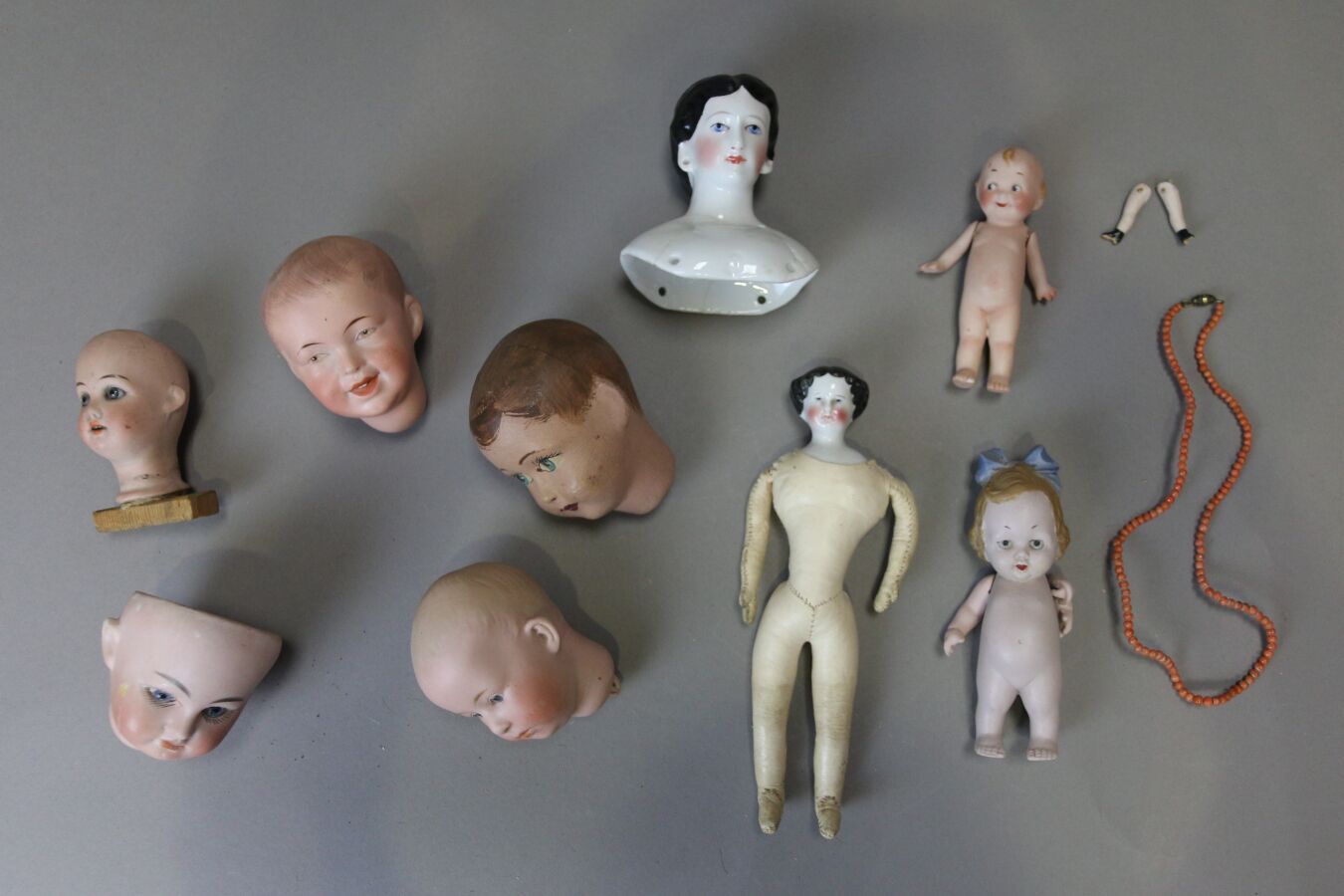 Null 拍品包括：PARIAN娃娃，瓷质半身头，皮肤身体 - HEUBACH - FLEISCHMANN婴儿头 - 德国 "S & H "自动机头 - PAR&hellip;