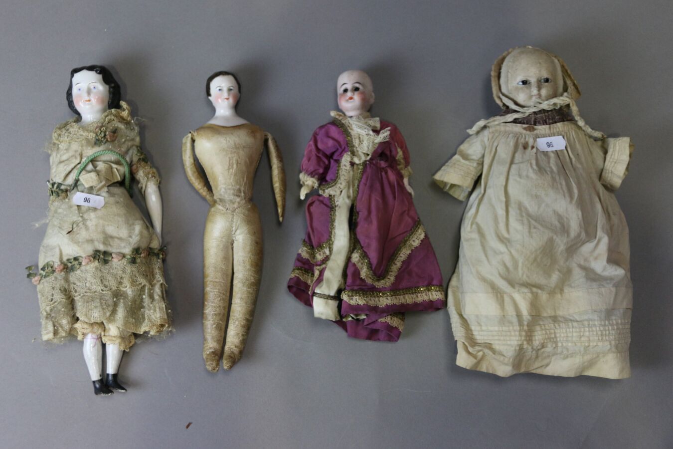 Null 拍品包括：PARIAN娃娃，有瓷头、胳膊和腿，高28厘米。- 德国微型玩偶，身体是复合材料，高：28厘米。- 德国娃娃，头部和肩部为瓷器，身体为皮肤，&hellip;