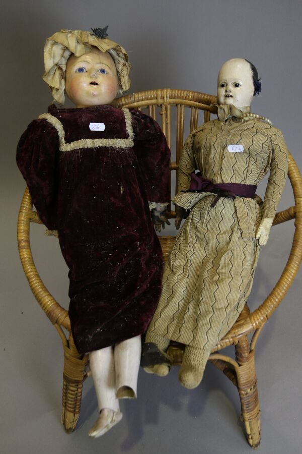 Null 德国娃娃，19世纪，纸塑半身头，张嘴，黑色珐琅眼，直布身体，旧衣服，高：57厘米。

娃娃的一部分，有不完整的MOTSCHMANN型蜡像头和半身，高：&hellip;