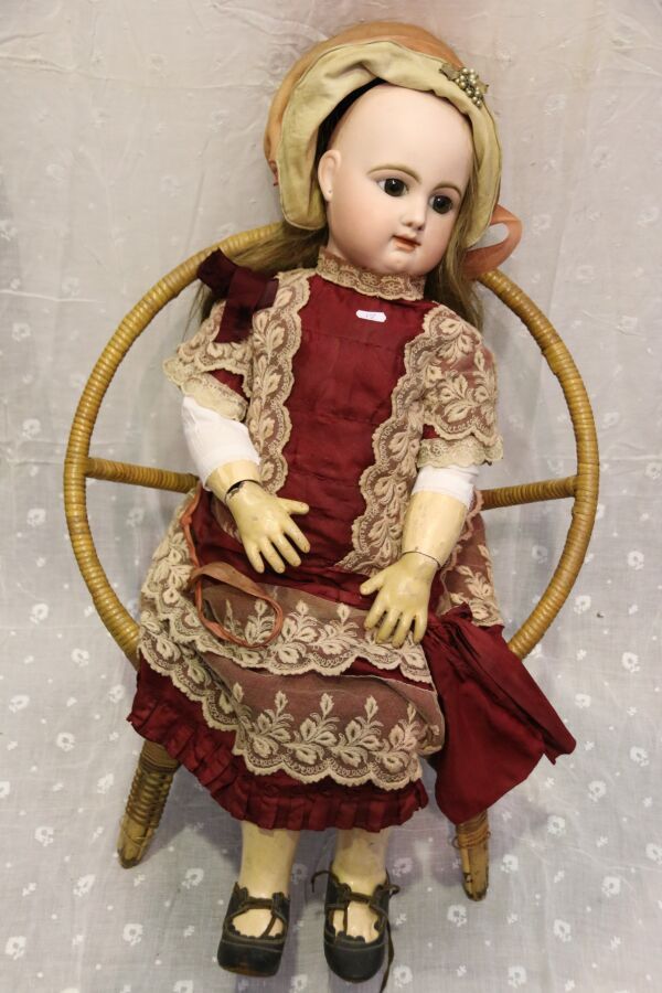 Null 法国娃娃，有压制的饼干头，闭口，标有 "R 5 D"。

棕色的固定眼睛（左太阳穴有裂痕），原始的铰接式身体（有裂痕），旧衣服，高：80厘米。