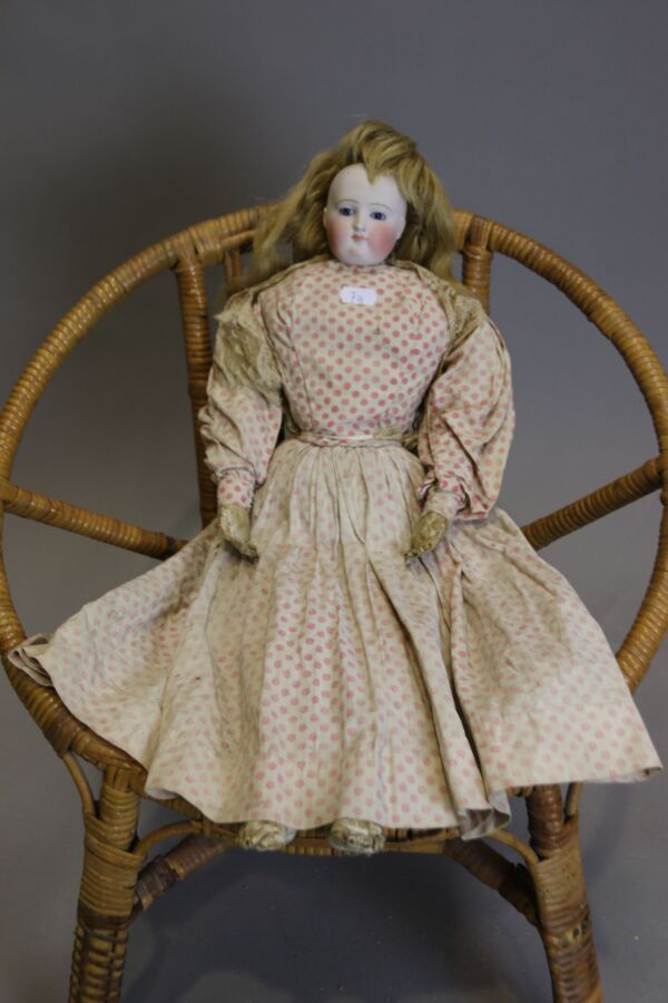 Null 法国娃娃，半身塑像头，闭口，固定的蓝眼睛（眼睛有缺口，额头有裂痕），直皮身体，旧衣服，高55厘米。