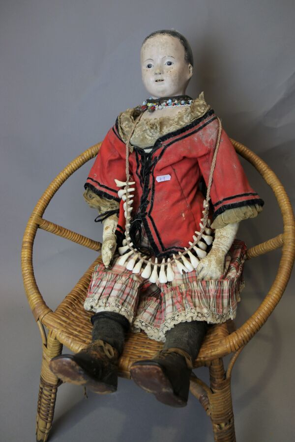 Null 德国娃娃，19世纪，纸塑半身像，张着嘴，棕色珐琅眼，画着头发，直皮身体处于中等状态，旧衣服，高：70厘米。