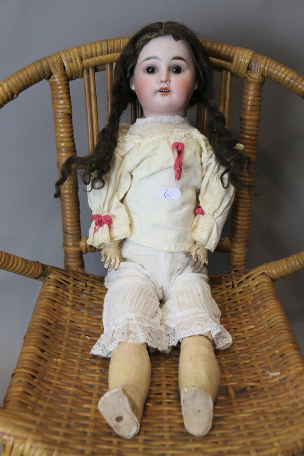 Null 法国娃娃，头部为平纹，张嘴，由FLEISCHMANN制作，标有 "2 X "棕色固定眼睛，SFBJ型铰接式身体，高48厘米。