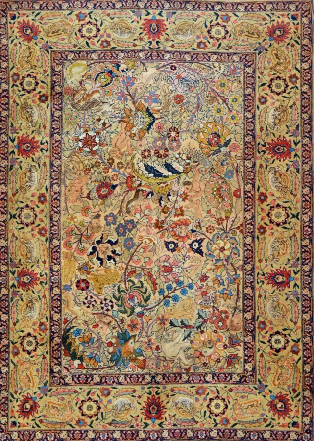 Null 精美和非常原始的大不里士伊朗西北部20世纪中期

棉质地面上的优质丝质羊羔毛绒

金色的田野上装饰着动物、猴子和多色精绘的花和叶子的构图。

三个边框&hellip;