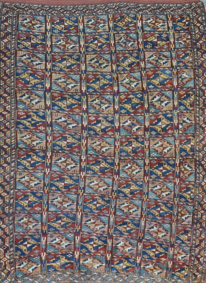 Null 原始和古老的库尔德人 伊朗西北部，20世纪上半叶

设计让人联想到莫汗的地毯

羊毛天鹅绒，棉质底板

饰以马赛克和瓷砖的小菱形古赫斯

 235 x&hellip;