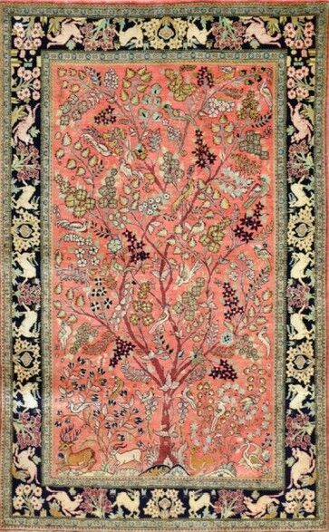Null 精美的丝绸Ghoum伊朗沙阿时代约1970年

丝绸基础上的丝绒

祈祷毯

鲑鱼粉色的田野上，装饰着一个人间天堂

有一棵生命之树，周围有精美的花枝&hellip;