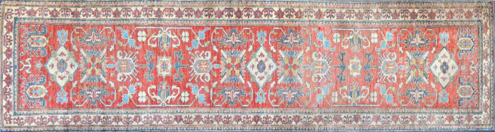 Null 哈萨克画廊南高加索地区，约1975年

羊毛基础上的羊毛丝绒

砖场上有多色的几何装饰

305 x 080 cm

状况良好