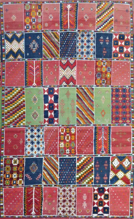 Null 原创拉巴特北阿特拉斯地毯，摩洛哥（北非）20世纪中期

具有非常原始的装饰，让人联想到拼接技术

有一系列瓷砖形式的盒子，上面有多色的几何风格的花。
&hellip;