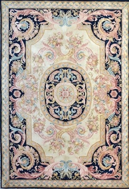 Null 20世纪重要的萨翁内里风格地毯

具有18世纪萨翁内里风格的结绳缝制地毯

羊毛天鹅绒，棉质底板

米色场地上有古老的金色石榴花枝，中央的黑色椭圆形奖&hellip;