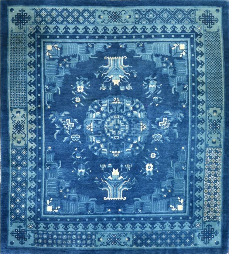 Null 大型和旧中国北京，20世纪初

棉质基础上的羊毛丝绒

藏青色领域，装饰有几何风格的莲花花枝，中央有一个花冠的圆盘。

状况良好

200 x 180&hellip;