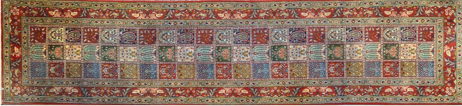 Null 大型和精细的穆德画廊，伊朗，在Ghoum传统，大约1970年

棉质地面上的丝质羊羔毛绒

边缘有风格化的鸟类和动物

花园装饰

美丽的多色性

3&hellip;