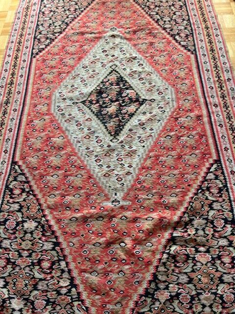 Null 古老而精美的Senneh Kilim，伊朗西北部，20世纪初，约1910年

针刺和钩编作品，挂毯技术，双面，在棉布上用羊毛线。

饰以红宝石、象牙和&hellip;