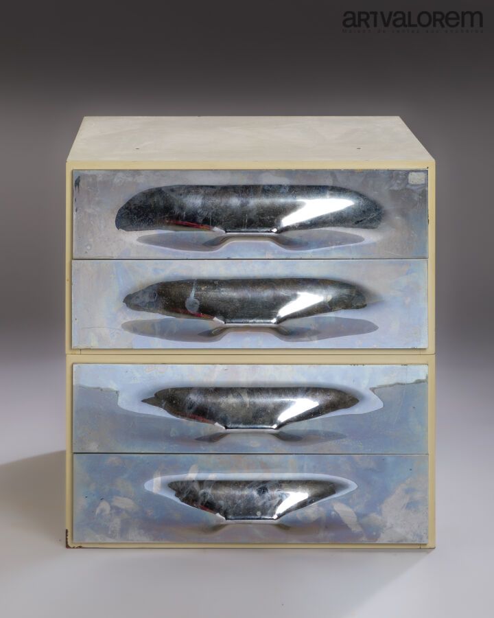 Null 雷蒙德-卢威(1893-1986)和杜宾斯基-弗雷斯

一对来自 "DF2000 "系列的床头柜或沙发端，白色漆面层压板结构，两个抽屉的正面是镀银的模&hellip;