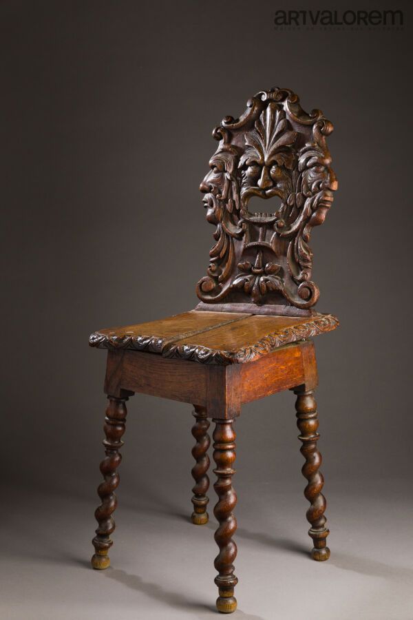 Null Petite chaise en chêne sculpté, le dossier amovible, à profil d'homme et ma&hellip;