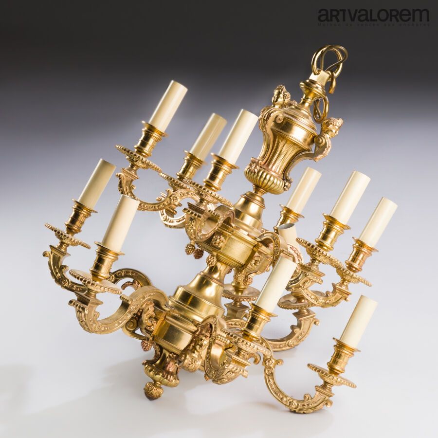 Null 镂空和鎏金的青铜吊灯，两排十二个灯臂，两个分支要固定。

路易十四风格。

高度：60厘米

(修复)