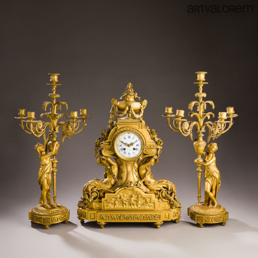 Null Mantelpiece in finely chased and gilded bronze. The clock topped by a flowe&hellip;
