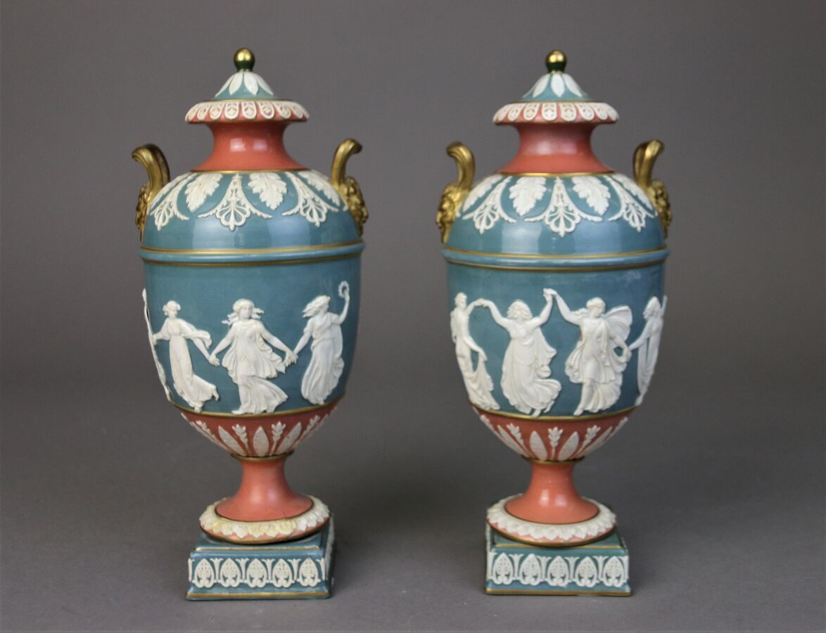 Null WEDGWOOD

一对有盖的美第奇花瓶，用蓝色、粉色、白色等色调的上等陶器上釉，并以金色加强。

高度：23.5厘米

背面有珐琅彩章，Wedgwo&hellip;