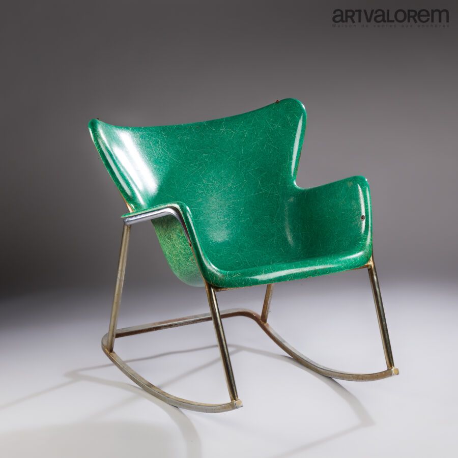 Null 劳伦斯-皮博迪（1924-2002）和塞利格

摇椅，绿色玻璃纤维模制外壳，镀铬管状金属框架和底座。

塞利格版，美国，约1955年。有氧化的痕迹。
&hellip;