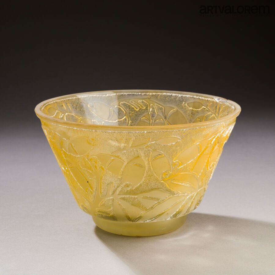 Null DAUM NANCY

Vase évasé sur talon en verre teinté jaune paille à décor flora&hellip;