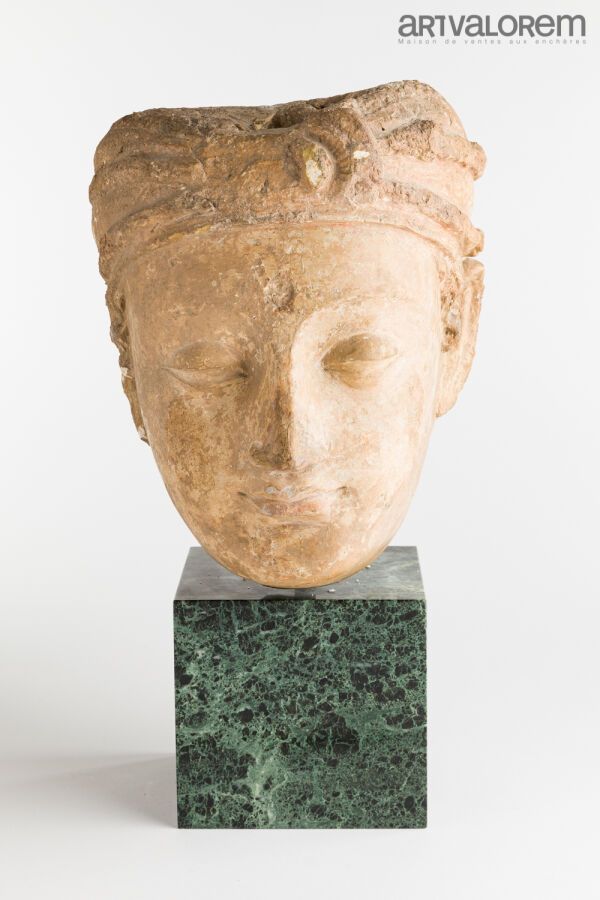Null GANDHARA，4-5世纪，哈达地区。

菩萨头像，半闭着眼睛，中间有乌尔纳的标记。波浪形的头发被一个头带束在后面。装饰它的中央珠宝的一部分仍然可见&hellip;