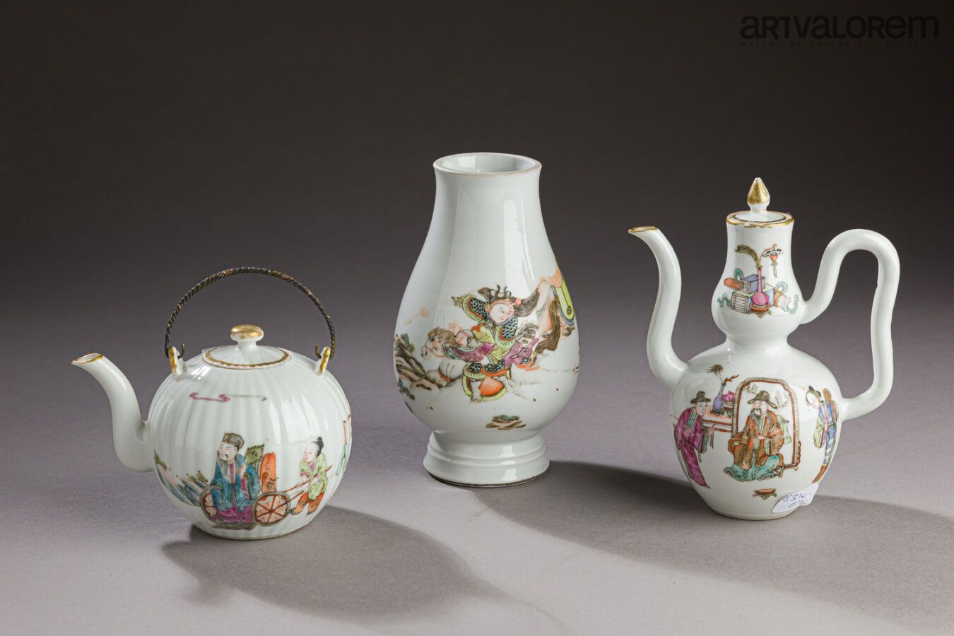 Null CHINA, späte Qing-Dynastie, ca. 1900. 

Das Set besteht aus: einer Vase auf&hellip;