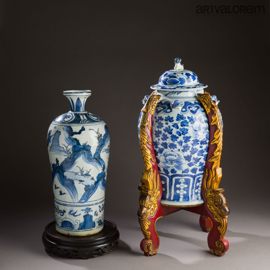 Null 中国 19世纪

一套两件青花瓷器。

花瓶，盖子上有浮雕装饰，肩部有四个狗头，瓶身有牡丹和卷叶的蓝色装饰。盖子上有一只猎犬。

19世纪末，20世纪&hellip;