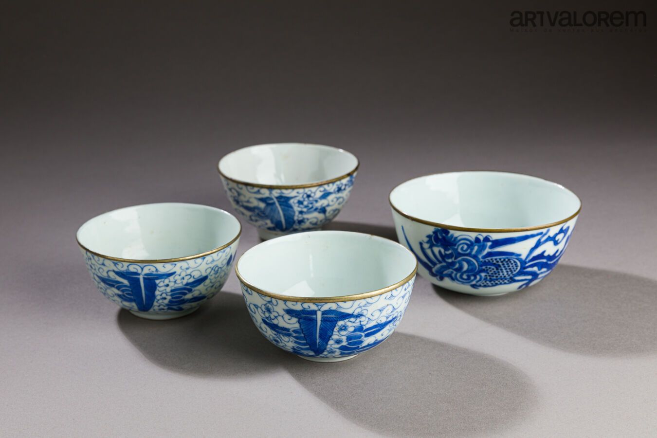 Null 越南，19世纪，背面有标记。

一套四只青白釉瓷碗，其中三只饰有叶子、花和蝴蝶。嘴唇上圈着铜。

高度：从4.5到5厘米 - 直径：9.5厘米。

(&hellip;