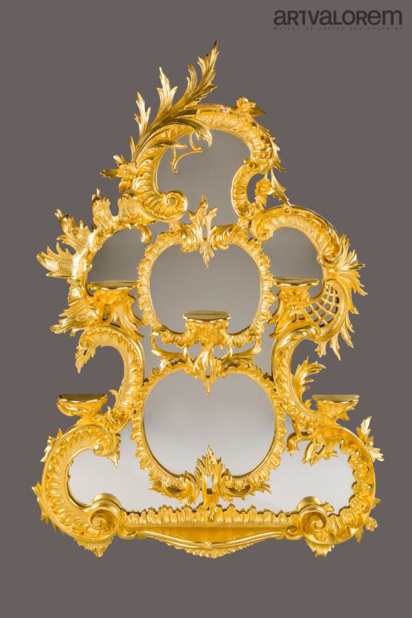 Null Miroir en bois mouluré sculpté et doré à décor rocaille asymétrique de larg&hellip;