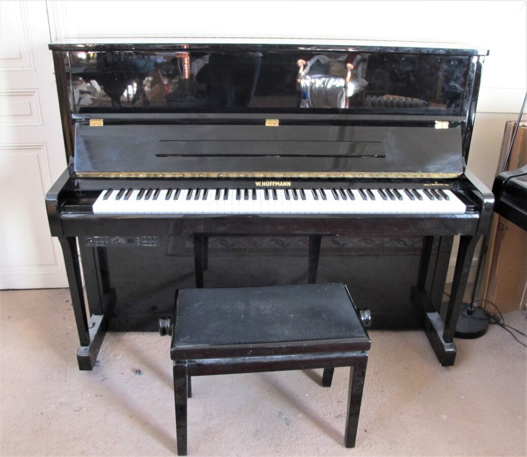 Null Piano vertical lacado en negro W.HOFFMANN número de serie 150832.

Modelo d&hellip;