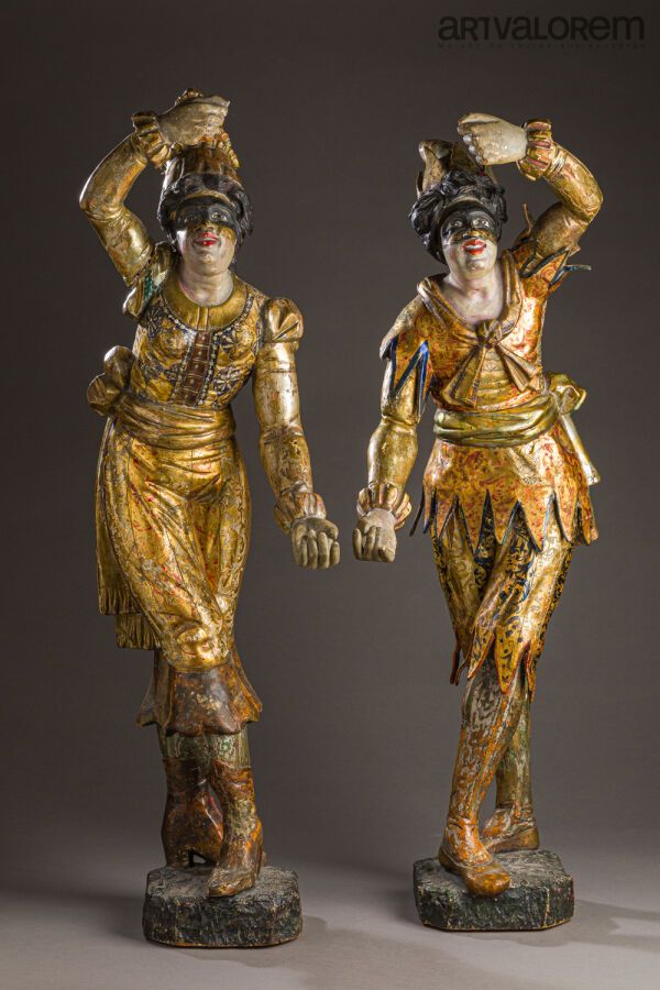 Null Colombin et Colombine en bois sculpté doré et argenté rehaussé d'arabesque &hellip;