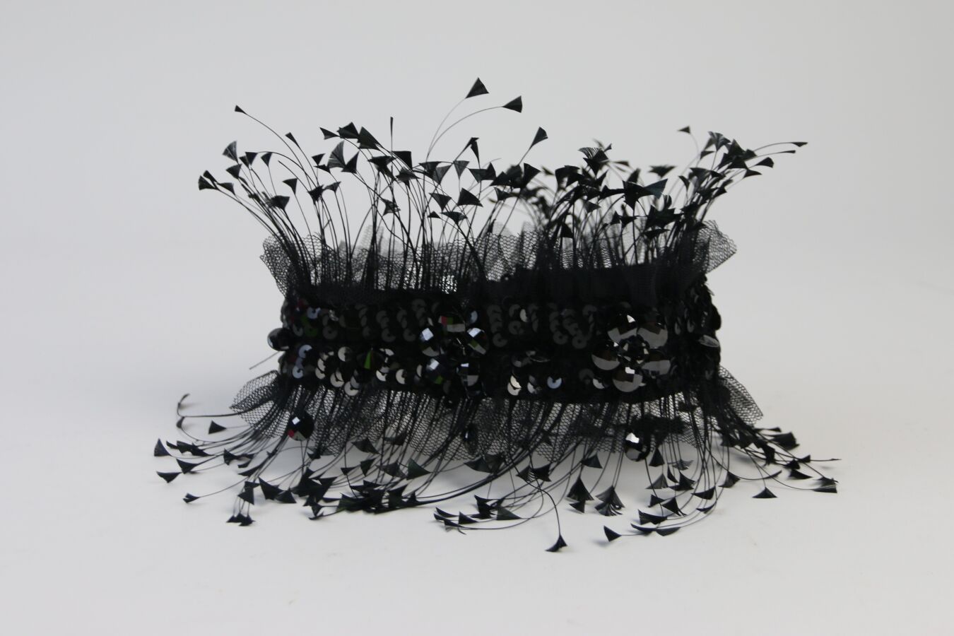 CHERRY CHAU Collana di piume nere con paillettes e perl…