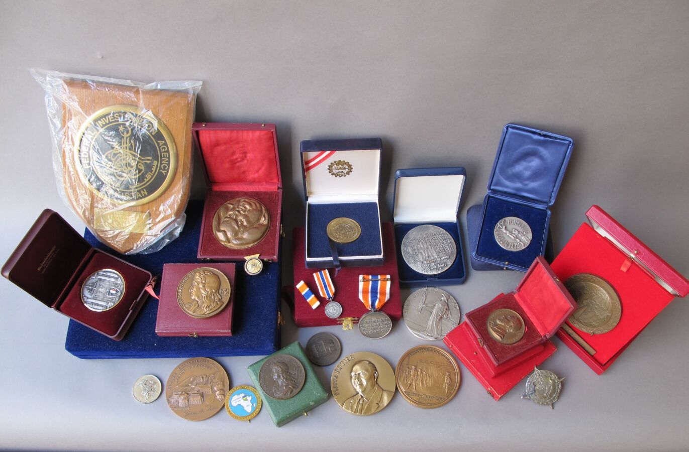 Null 一套约30枚铜质或金属质地的奖章：让-德-拉封丹、警察、奥诺雷-德-巴尔扎克、弗朗索瓦-拉伯雷、格拉斯的Gle Transatlantique Paq&hellip;