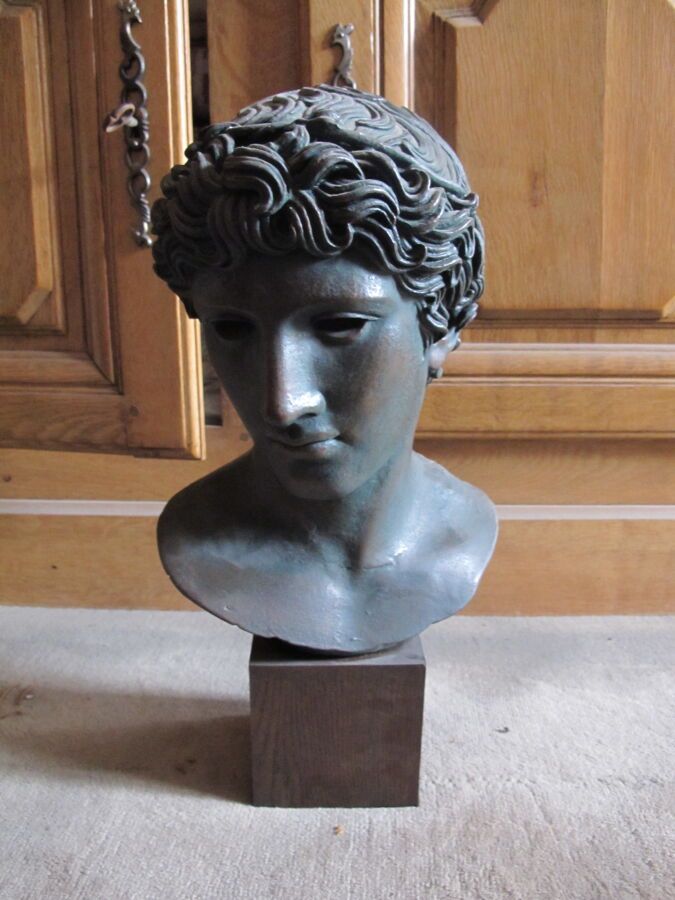 Null 罗马皇帝的半身像，绿色铜化金属复制品，印有 "Ateliers de moulage - Musée du Louvre"，立于方形木质底座上。

H&hellip;