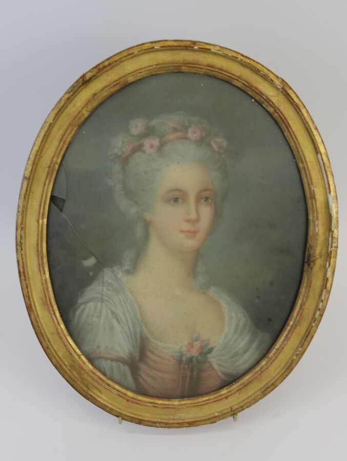 Null 法国学校 18世纪

一个女人的画像

椭圆纸上的粉笔画

45 x 35厘米

在其镀金的木质框架中（碎玻璃）。