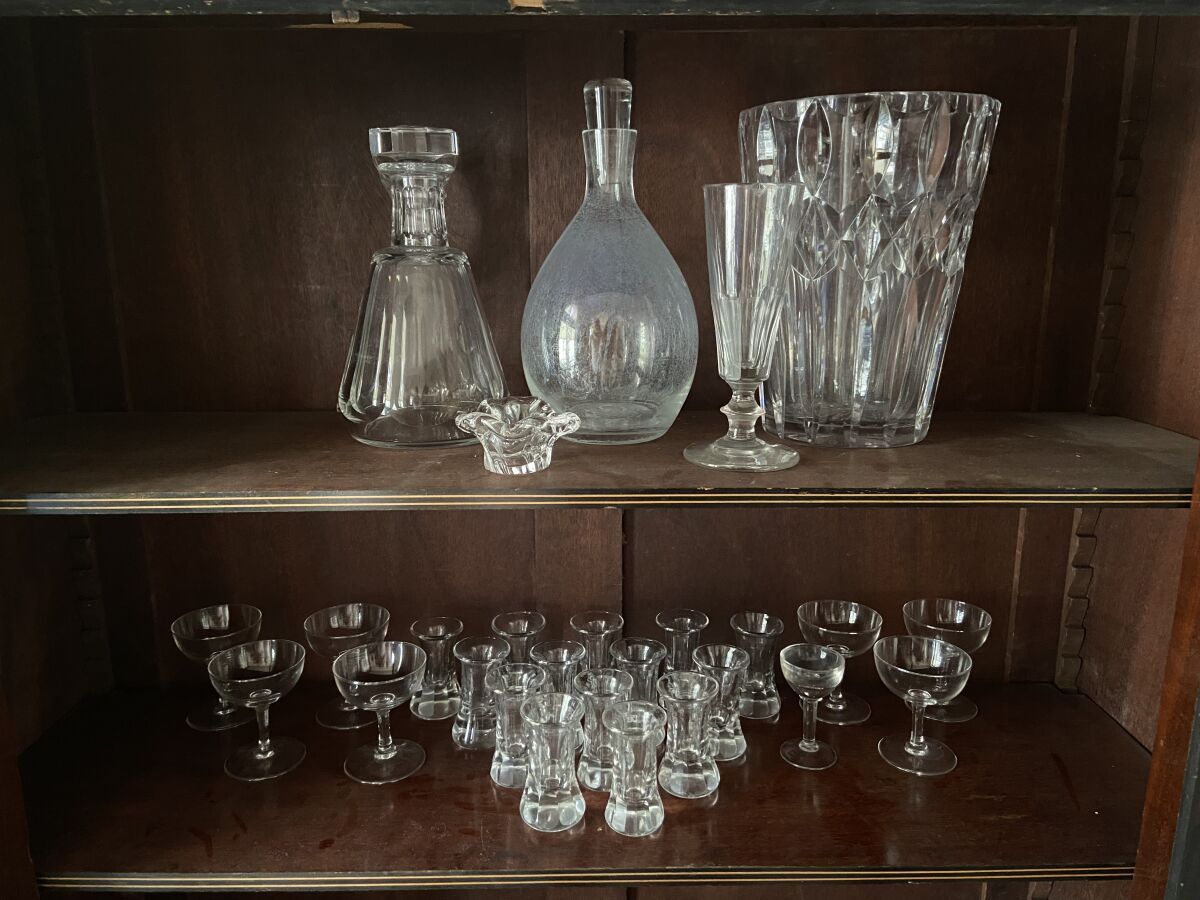 Null 一批玻璃器皿和切割水晶，包括：一个花瓶，两个醒酒器，其中一个是巴卡拉的，一个Cristal d'Arques烛台，和一些不匹配的利口酒杯。